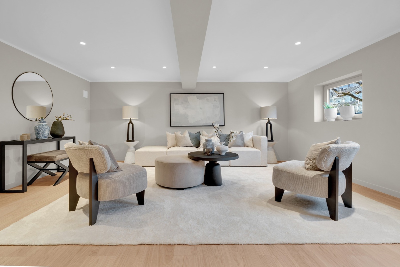 Det er gitt tillatelse til bruksendring i kjeller, som opprinnelig består av areal som ikke er godkjent for varig opphold. Selger er i søknadsprosess for ferdigattest på arbeidene. Galleribilde