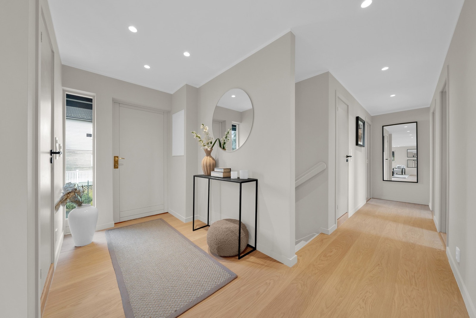Velkommen inn i en stilren og innbydende entré som setter tonen for boligens gjennomgående standard. Her møtes du av nye overflater, downlights i tak og plass for garderobeskap. Galleribilde