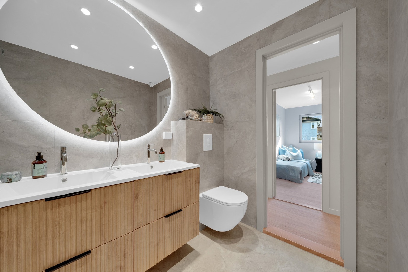 Bad 1 - Boligen har tre bad, alle oppgradert i 2026 og utført med en gjennomgående moderne standard og helhetlig materialbruk . Galleribilde