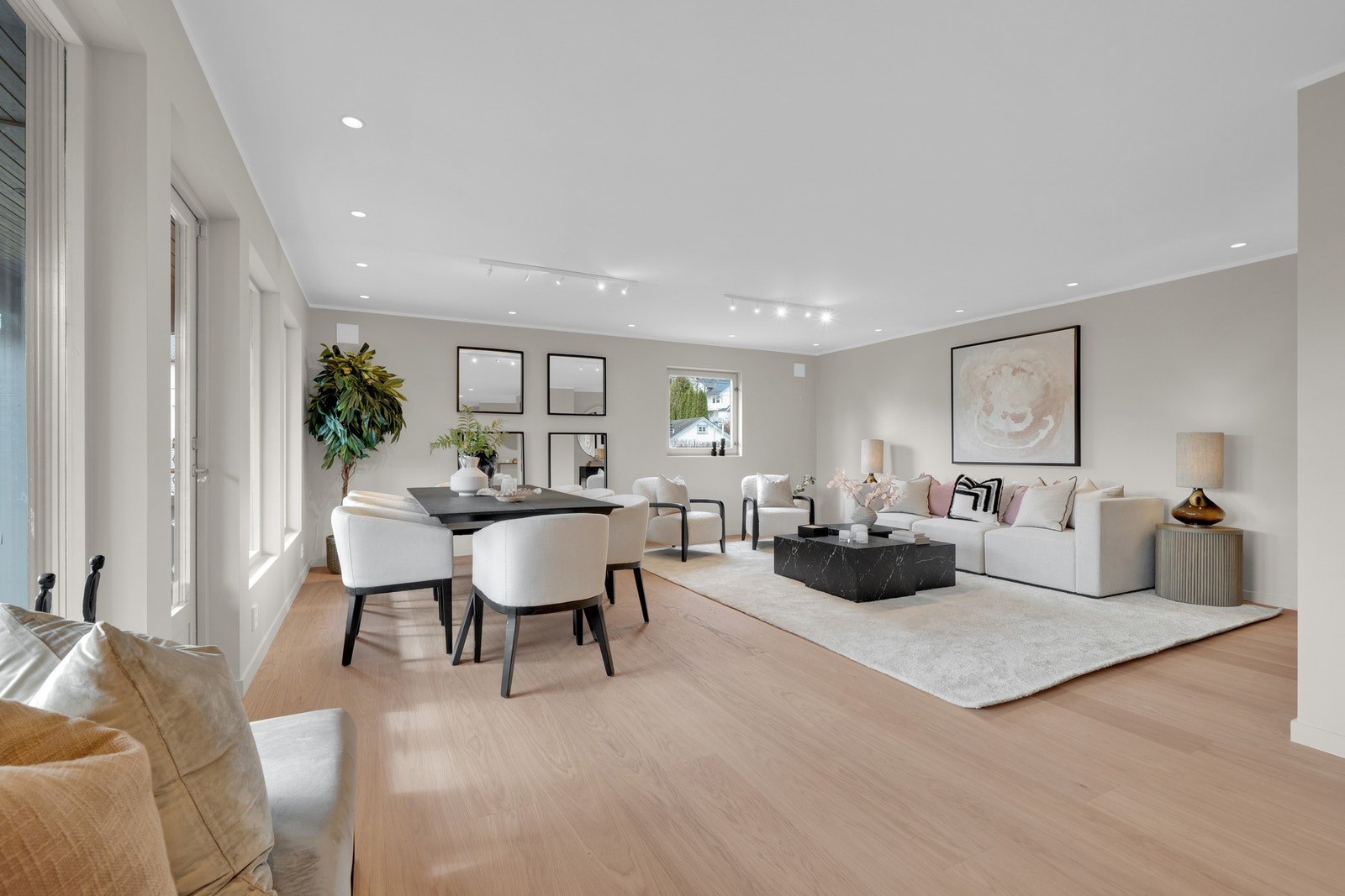 Romslig stue med flere naturlige soner for både sofagruppe med TV-møblement og spiseplass. Galleribilde