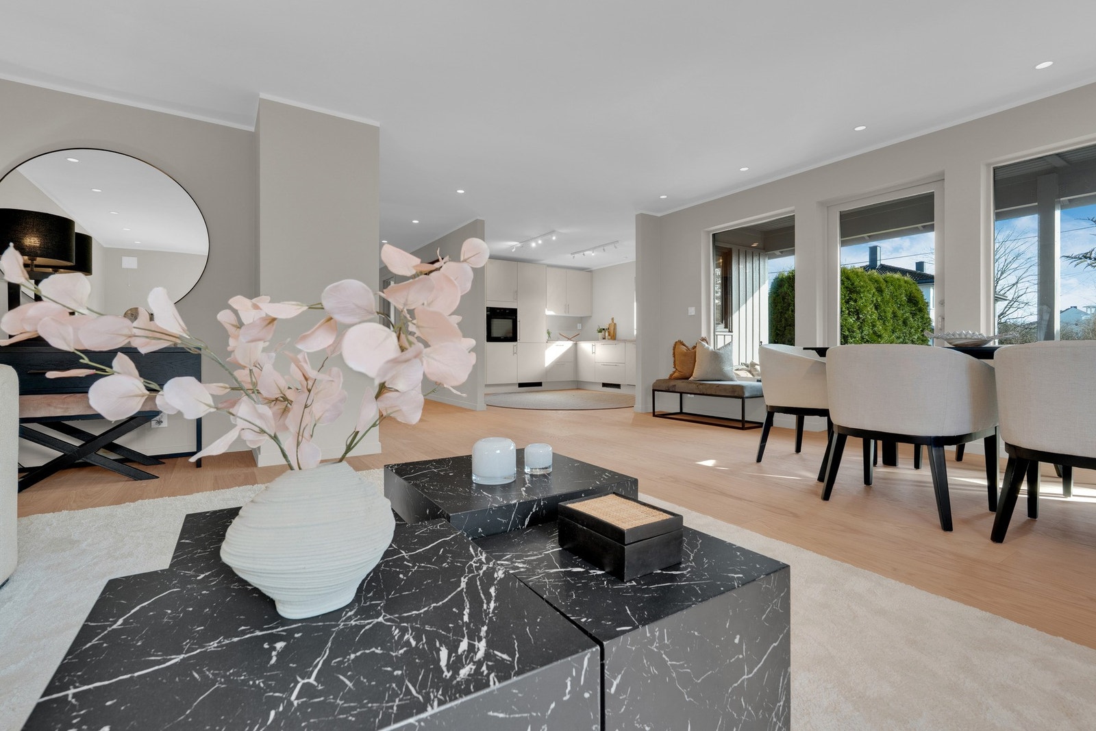 Mot vinduene er det naturlig sone med plass for langbord. Galleribilde