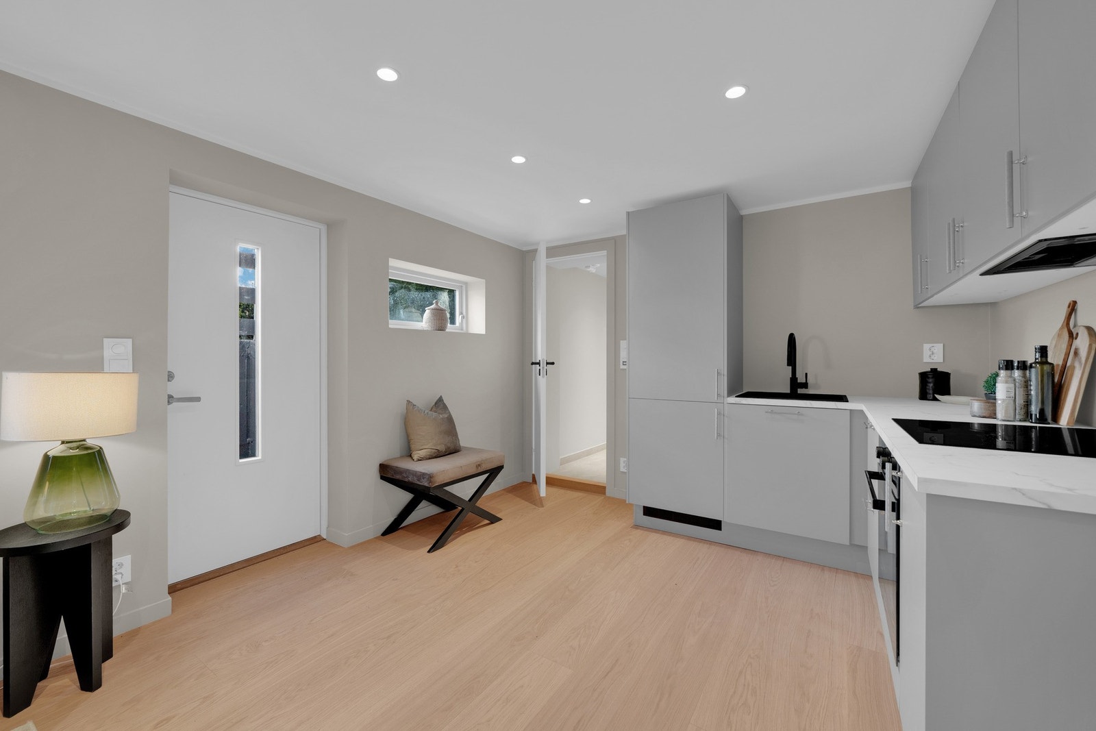 Hybel. Arealet er opprinnelig ikke er godkjent for varig opphold, men PBE har gitt tillatelse til bruksendring og selger har søkt om ferdigattest. Tillatelsen som er gitt medfører godkjent stue, bad og soverom. Galleribilde