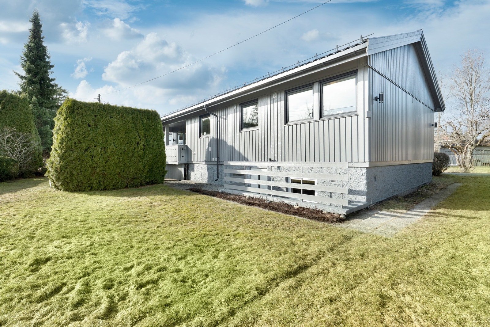 Boligen er vesentlig oppgradert i 2026 med bl.a. nye overflater, nytt kjøkken, tre nye bad samt oppgraderte rør-i-rør system og elektrisk anlegg. Galleribilde