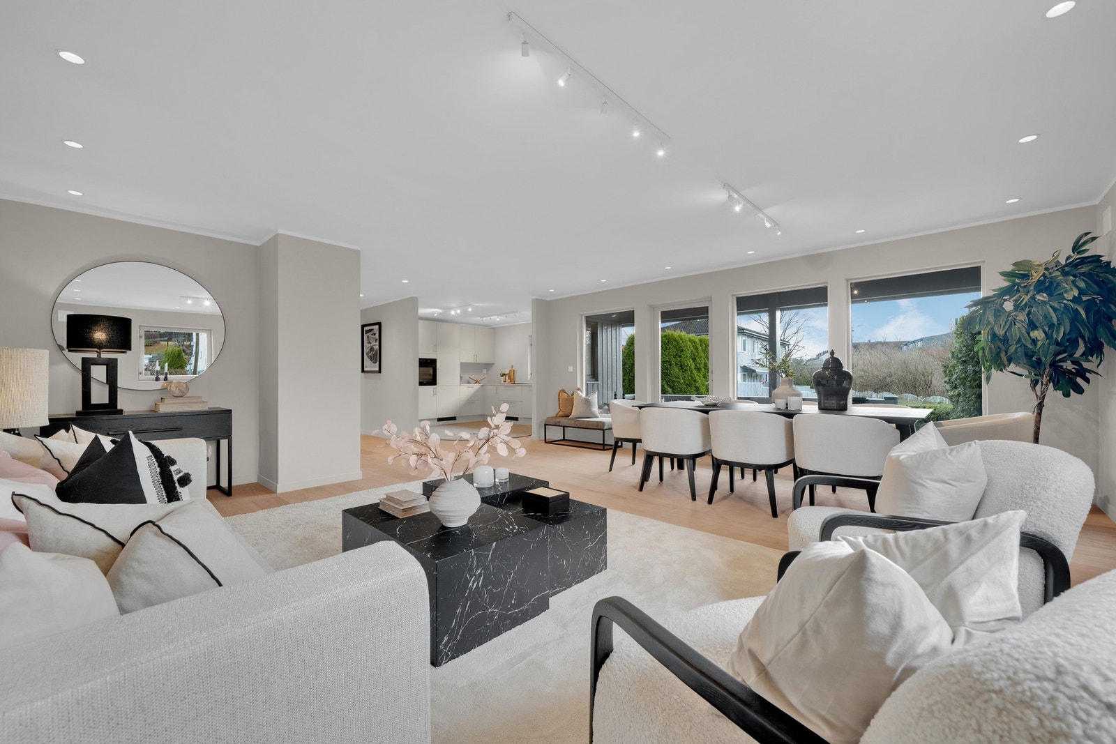 Store vindusflater slipper inn rikelig med dagslys og gir rommet en luftig og behagelig atmosfære. Galleribilde