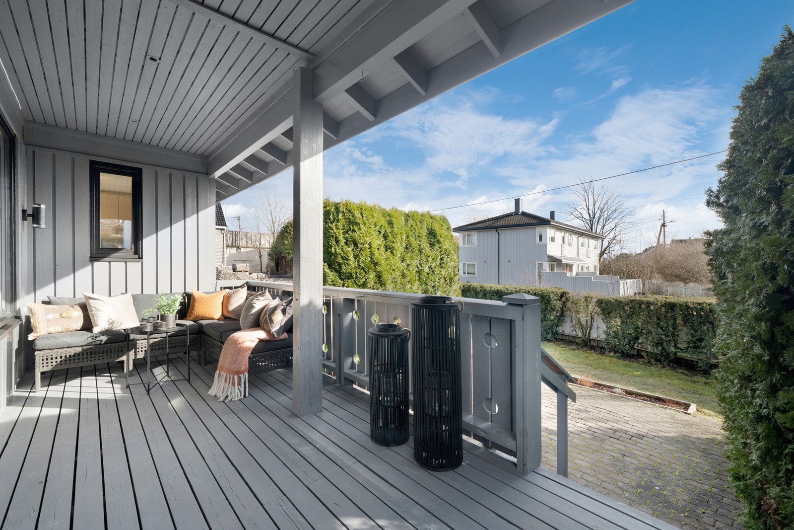 Terrassen fungerer som en naturlig forlengelse av stuen. Galleribilde