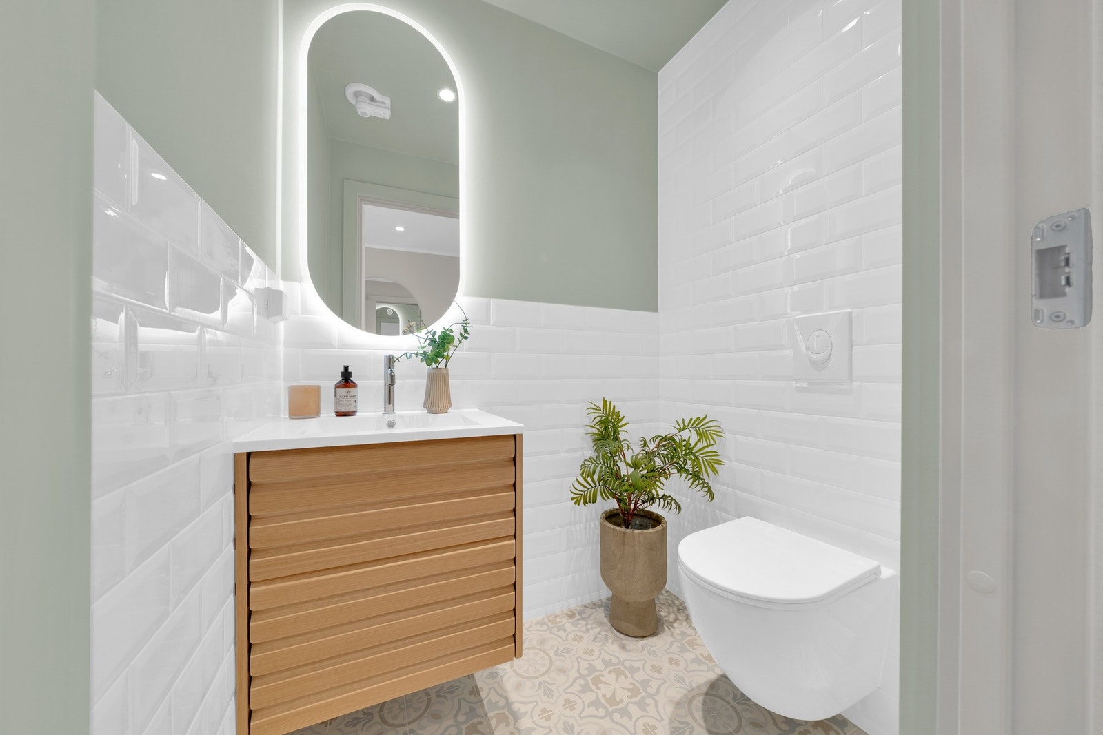 Separat toalettrom oppgradert i 2026 har adkomst fra entré. Galleribilde