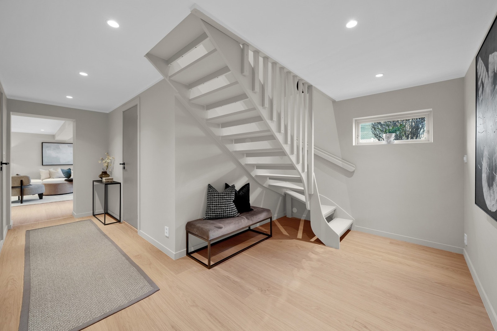 Trappen til kjeller er oppgradert i 2026 og fremstår som en integrert og moderne del av interiøret. Galleribilde