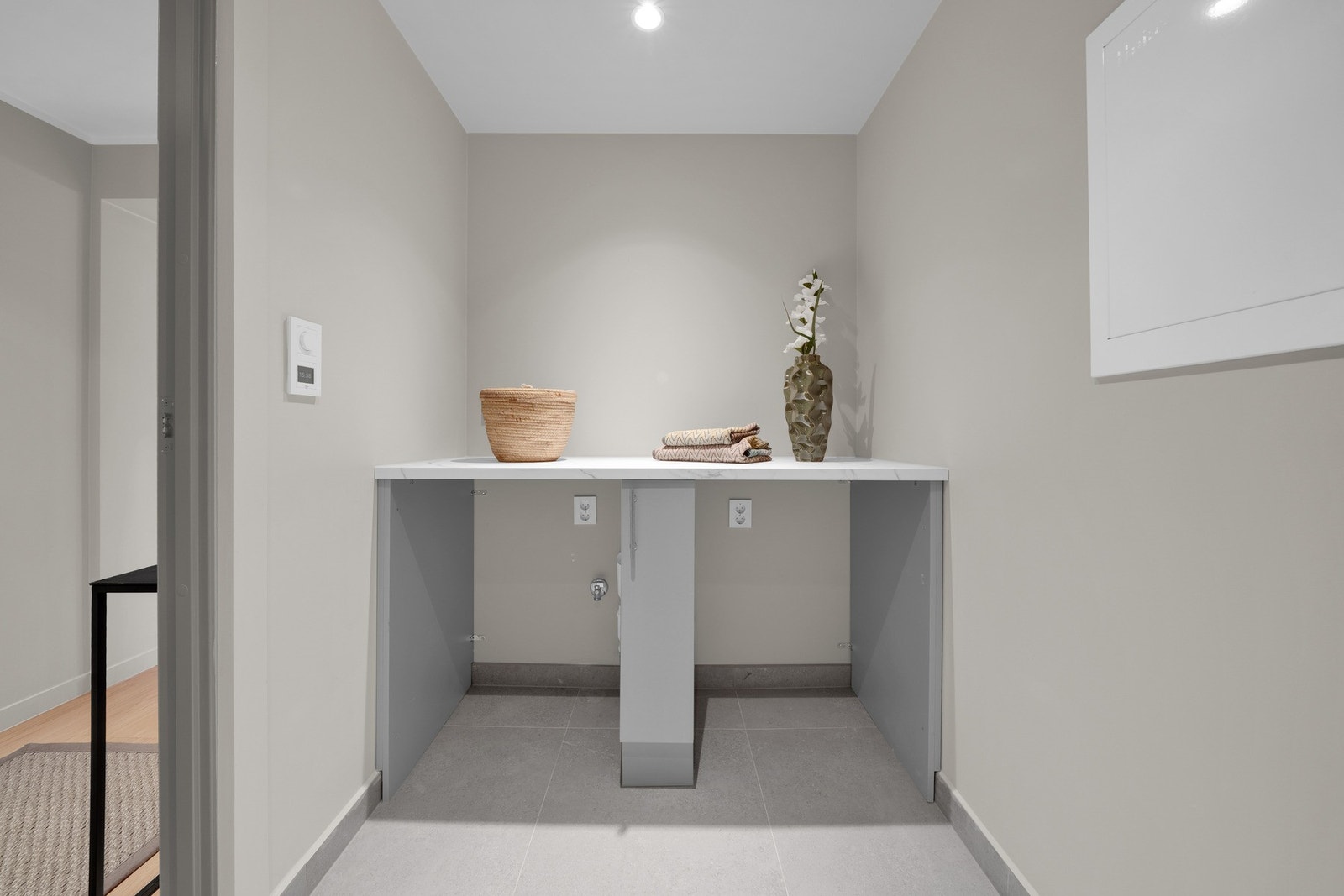 Det er eget vaskerom i kjeller med opplegg for vaskemaskin og tørketrommel, samt arbeidsflater og gode oppbevaringsmuligheter. Galleribilde