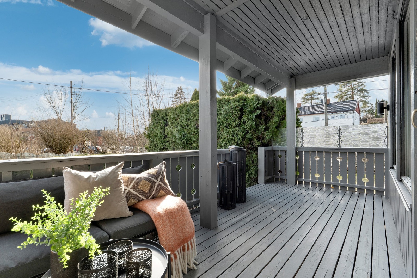 Fra stuen er det utgang til en terrasse på ca. 13 kvm i trekonstruksjon, med plass til sittegruppe og utemøbler. Galleribilde