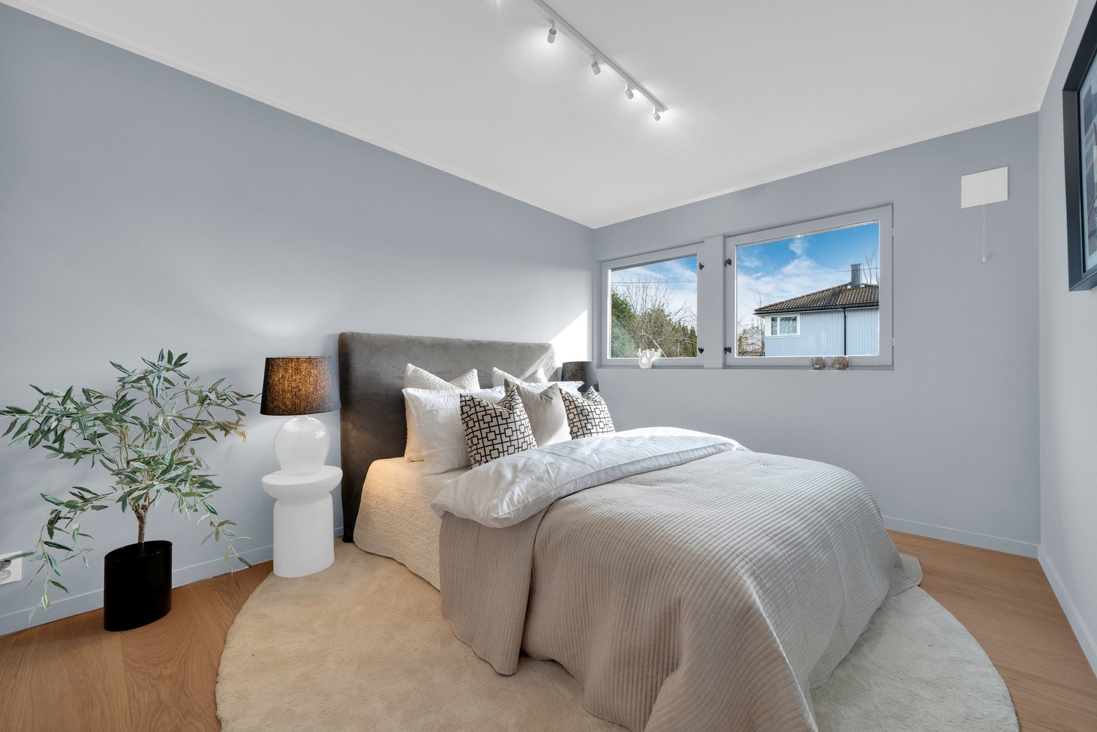 Soverom 1 - Boligen har totalt fire soverom. Tre av soverommene ligger i hovedetasjen, samlet på samme plan som stue, kjøkken og bad. Rommene har plass til seng, garderobeløsning og tilhørende møblering. Galleribilde