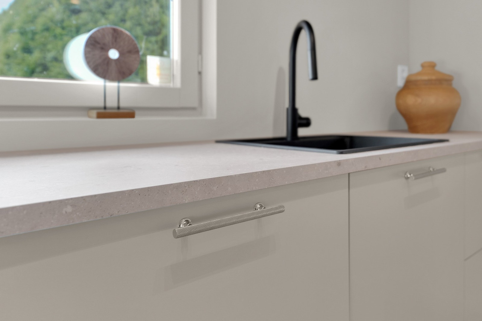 Vindusplasseringen over benken gir godt arbeidslys og bidrar til en lys og trivelig atmosfære. Galleribilde