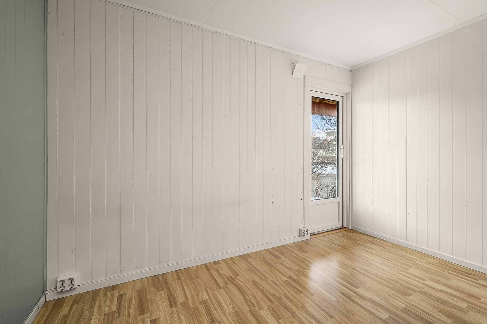 Fra det ene soverommet har du direkte utgang til hagen. Galleribilde