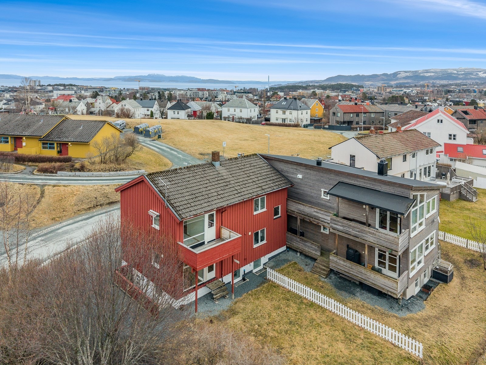 Her får du gangavstand til Strindheim barneskole, Rosenborg ungdomsskole og flere barnehager. Dronning Mauds Minne Høgskole ligger også i området, og det er flere videregående skoler i nærliggende områder. I tillegg er det gode kollektivforbindelser Galleribilde