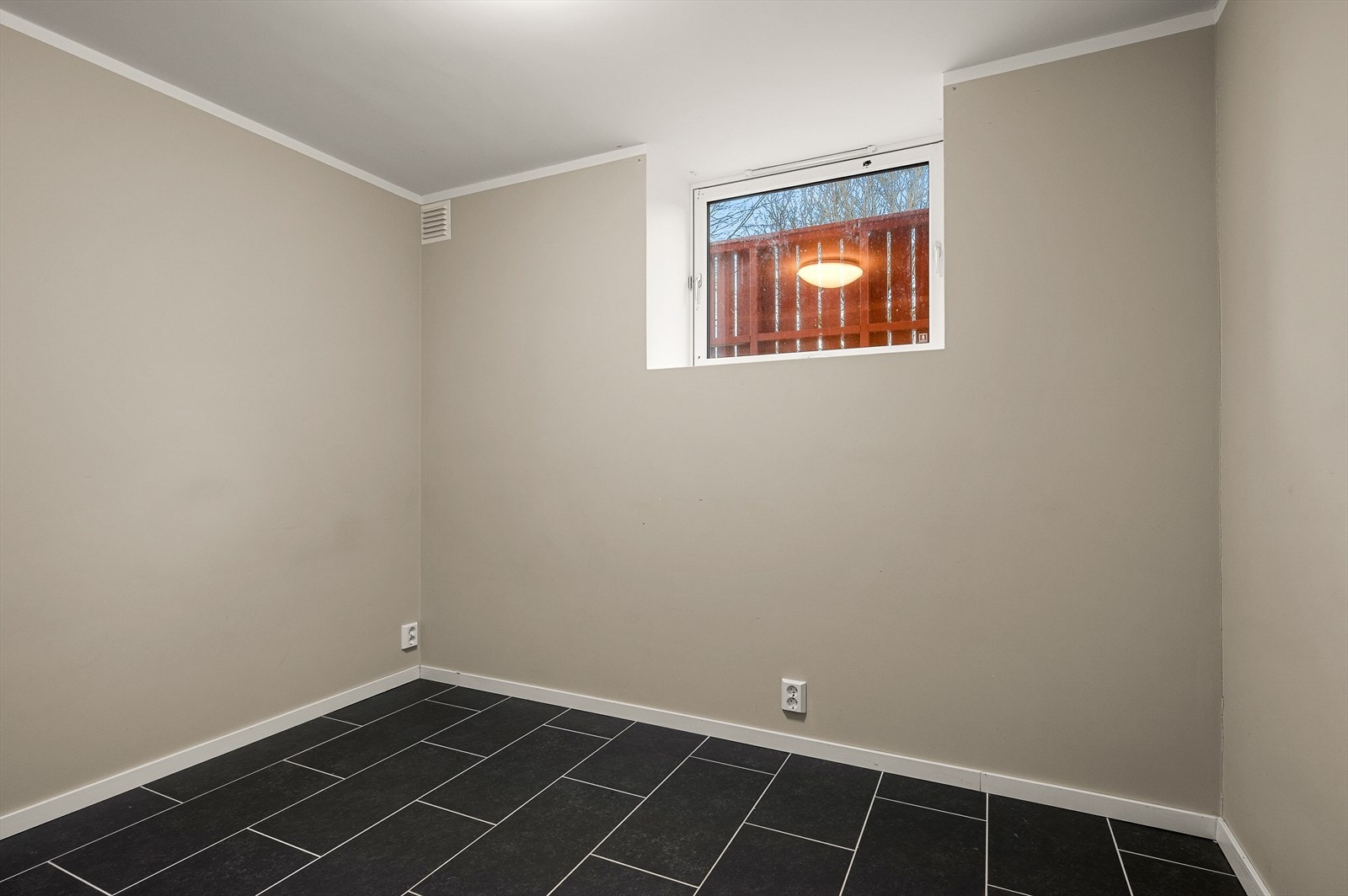 Det er 3 soverom i kjelleren, hvor det første soverommet er på 6,5kvm. Galleribilde