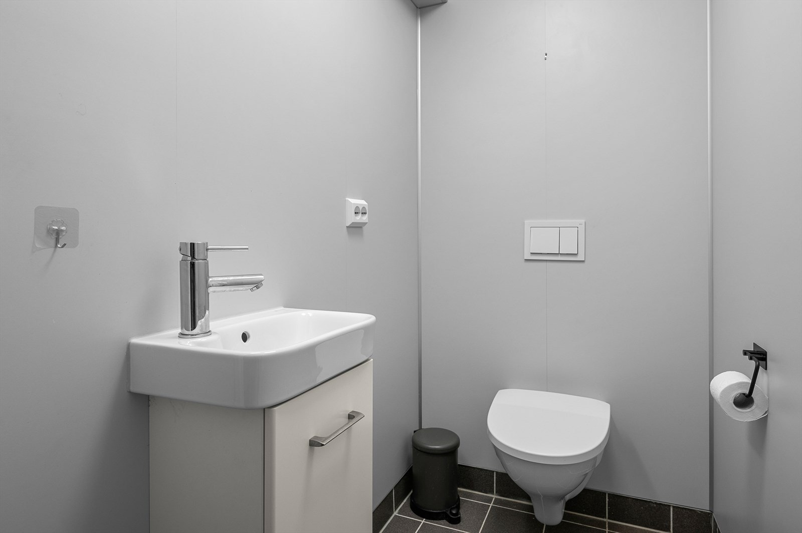 Toalettet er innredet med servant, servantskap og wc. Takstmann har vurdert toalettet til TG1. Galleribilde