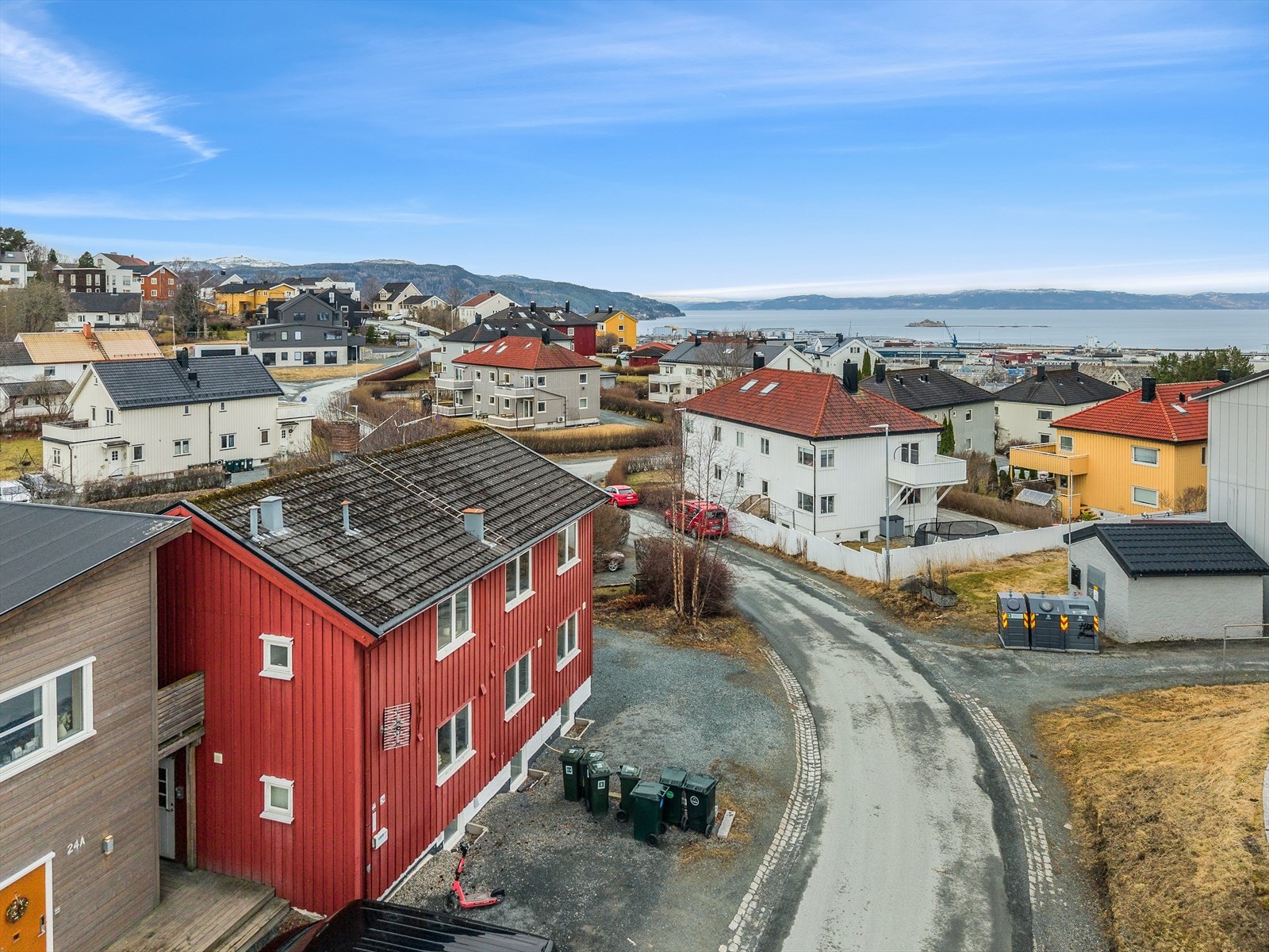 Her får du parkeringsplass rett utenfor boligen på tomtens oppstillingsplass. Galleribilde
