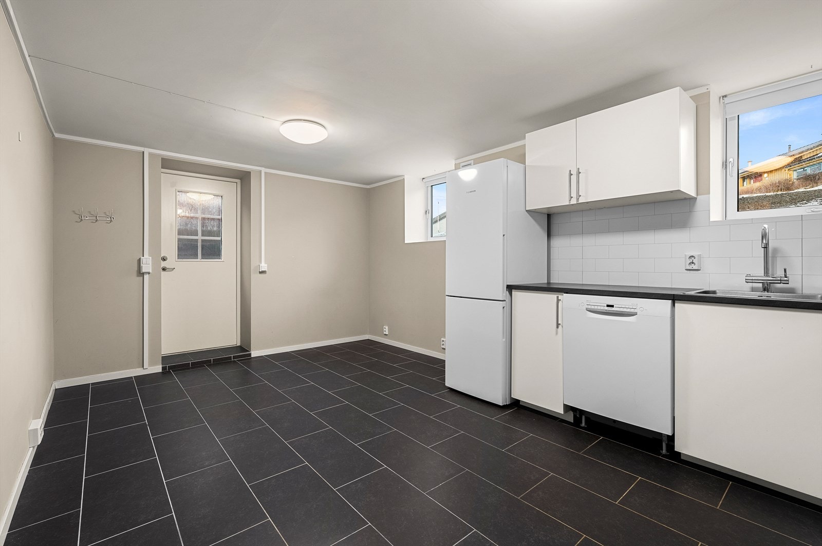 I kjelleren er det innredet med åpen løsning med entre, stue og- kjøkken. I tillegg får du 3 soverom, et bad og toalett. Galleribilde