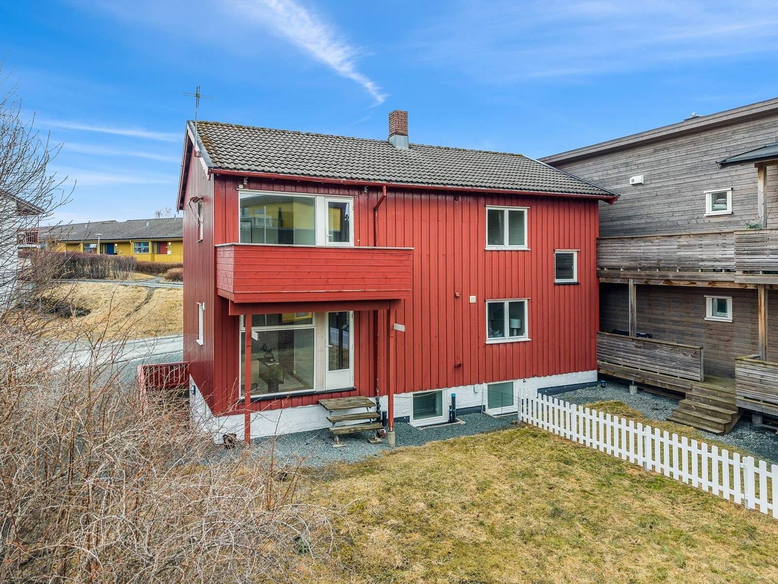 Stor felles hage på boligens tomt, med utgang ned til hagen fra ene soverommet i 1. etasje. Galleribilde