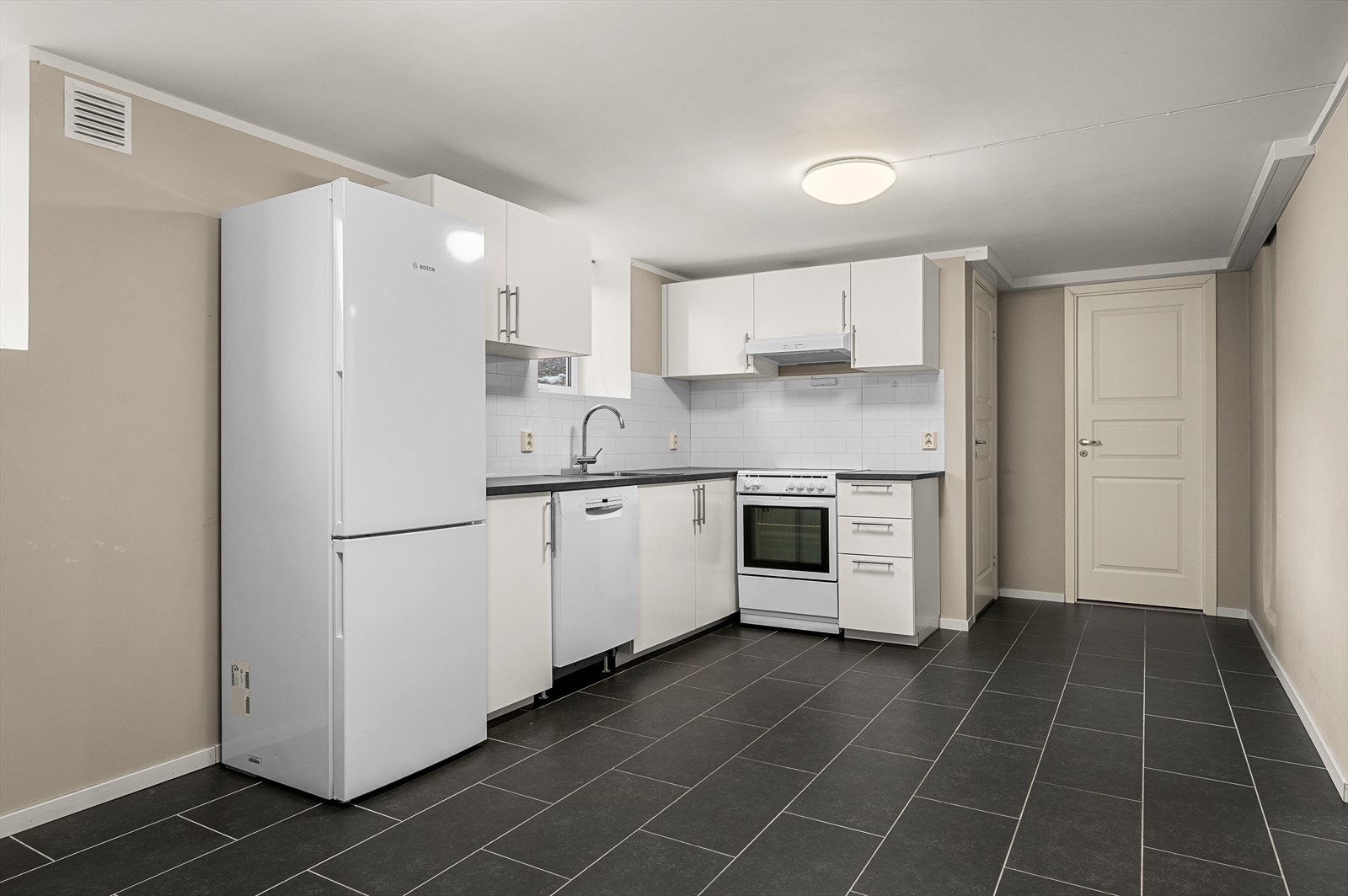 Kjøkkenet har fått TG1 av takstmann og det er utstyrt med gulvvarme. Du får godt med oppbevaringsplass i skuffer- og skap, samt benkeplass. Galleribilde