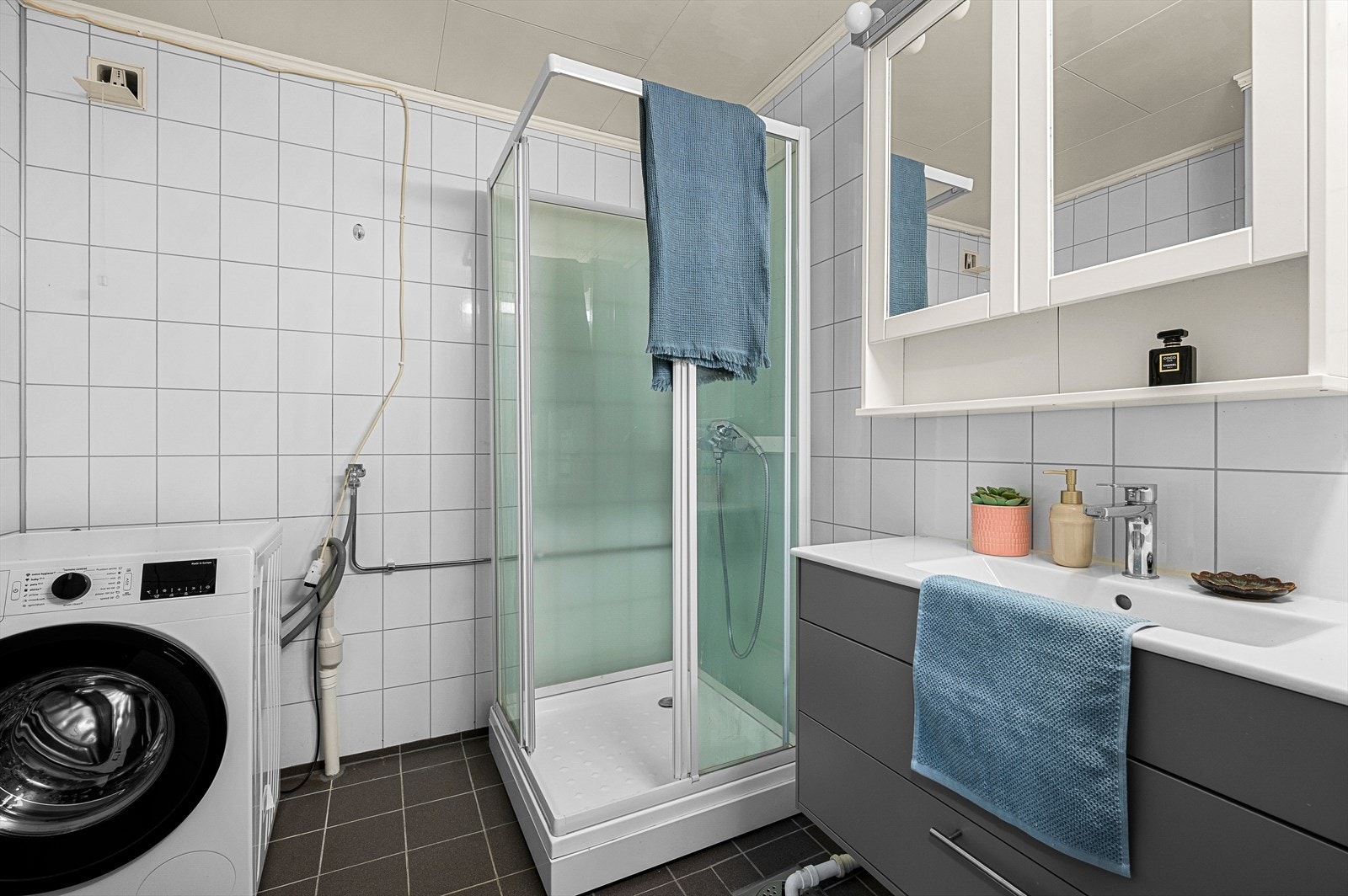 Pent flislagt bad oppgradert i 2022 med gulvvarme. Badet er innredet med dusjkabinett, servant, servantskap, opplegg for vaskemaskin og rørfordelingsskap. Galleribilde