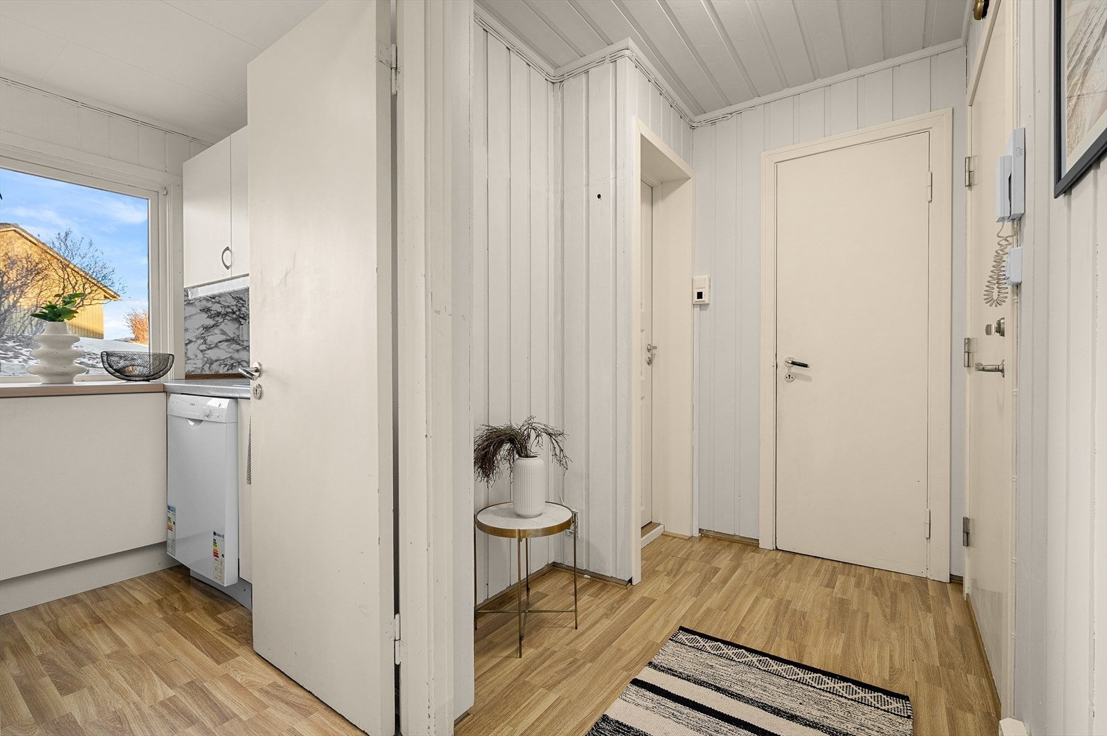 I entreen har du gode muligheter for etablering av praktisk garderobeløsning for oppbevarings av sko og yttertøy. Galleribilde