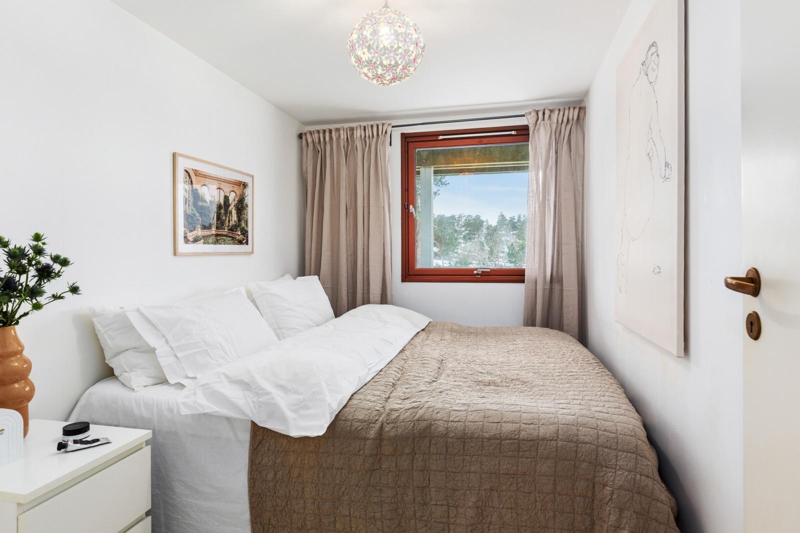 Soverom 2 med vindu som gir naturlig lysinnslipp og utsikt til grøntområde Galleribilde