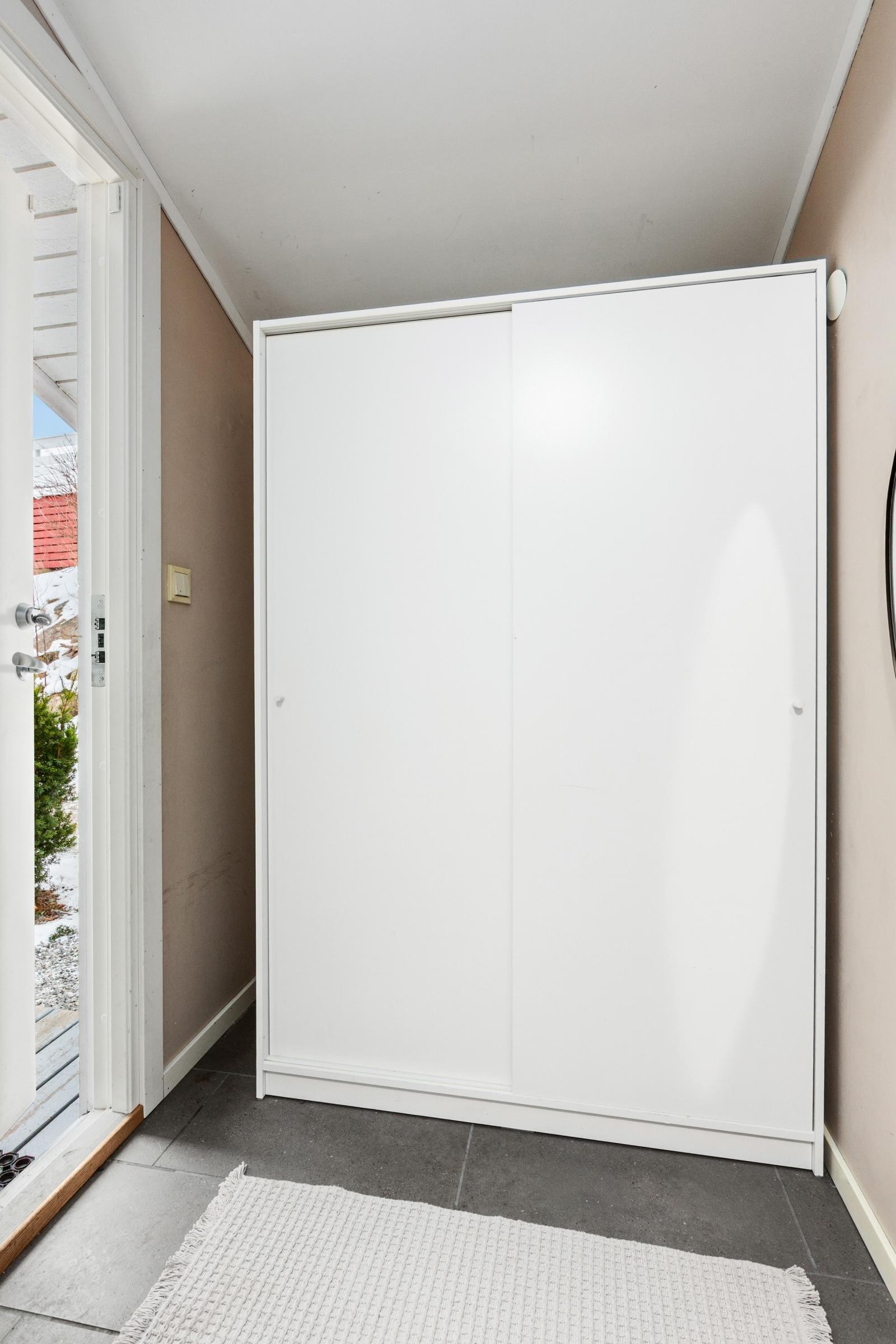 Vindfang med skap og nesten ny inngangsdør. Galleribilde