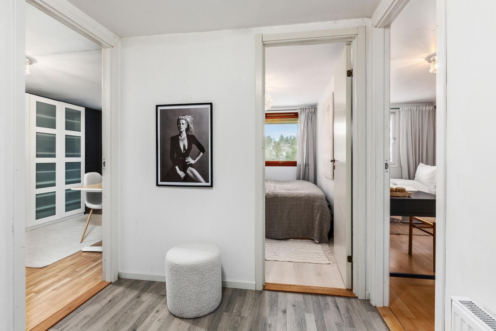 Lyse vegger og gulv i trapperommet med dører som leder til alle rom nede. Galleribilde