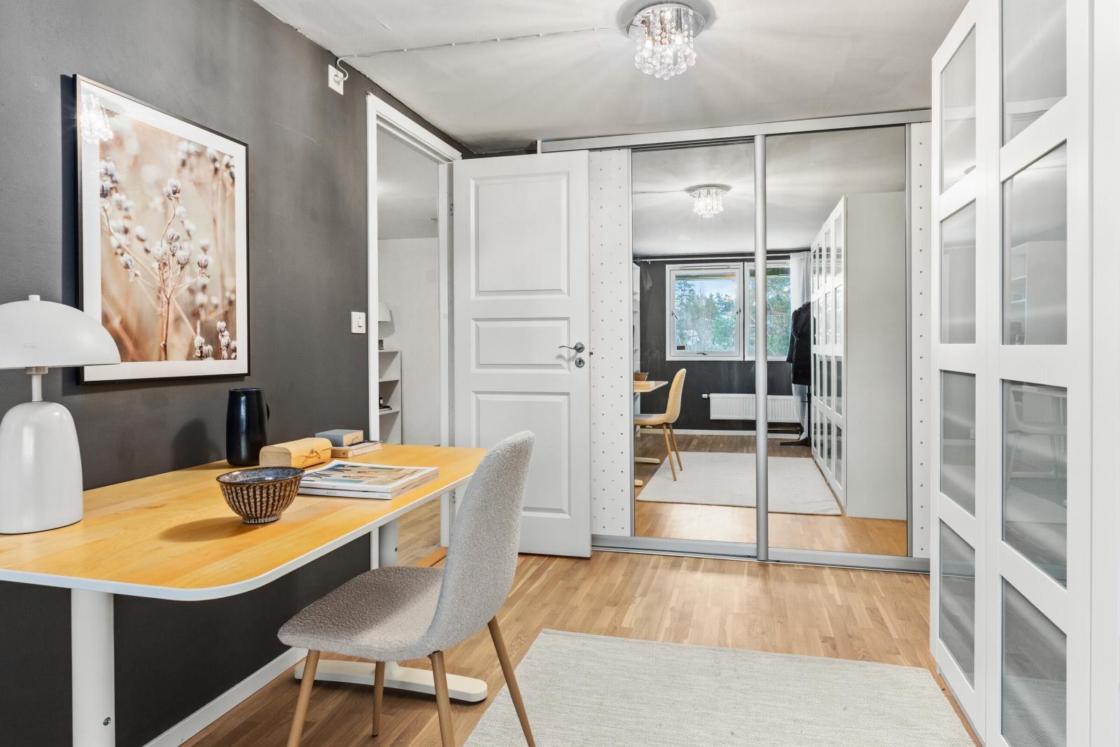 Et romslig soverom med mye skapplass. Galleribilde