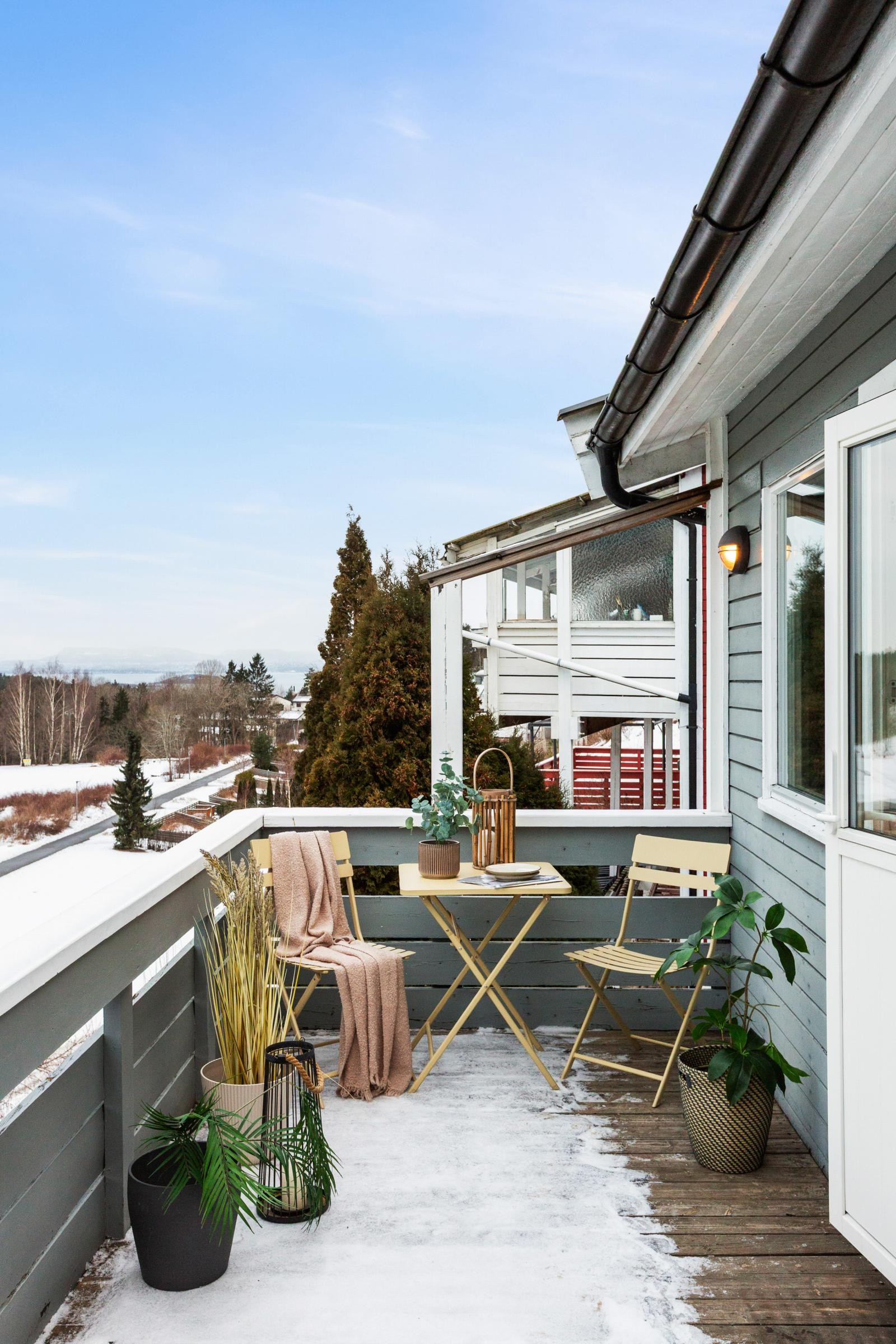 Sydevestvendt balkong byr på utsikt mot Lusetjerndalen og Bunnefjorden! Galleribilde