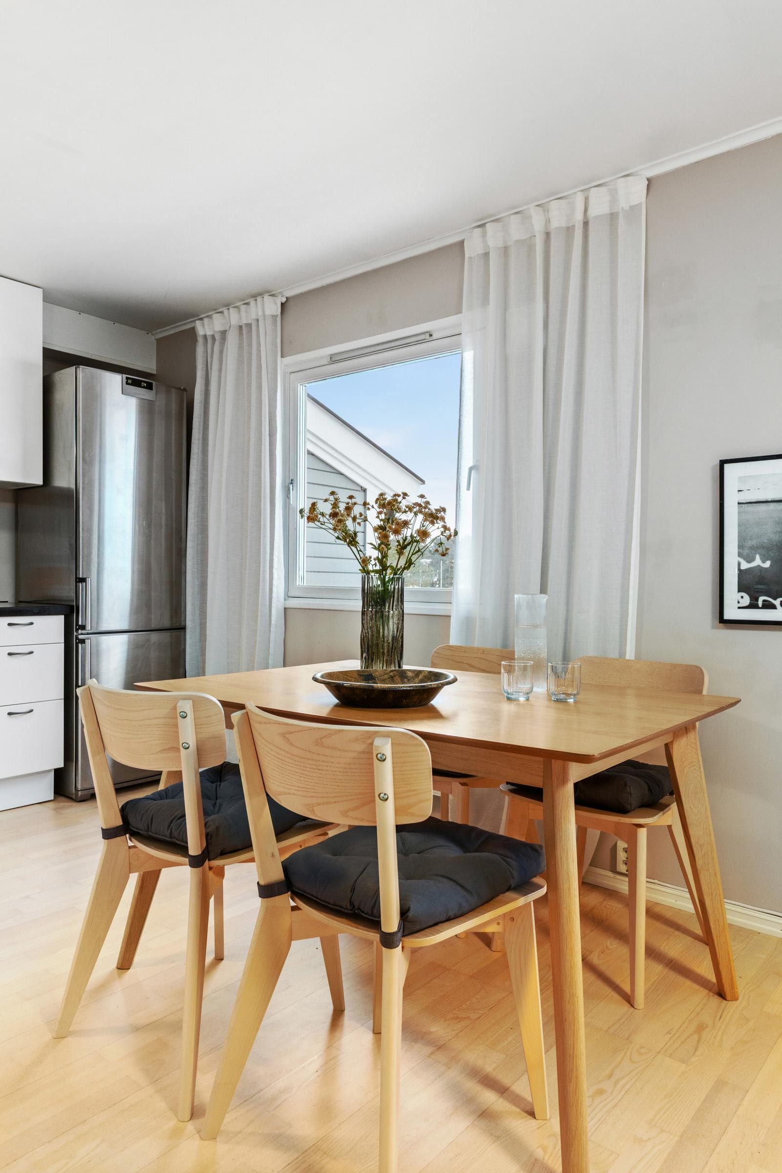 Spiseplass på kjøkken og mulighet for langbord ved behov. Galleribilde