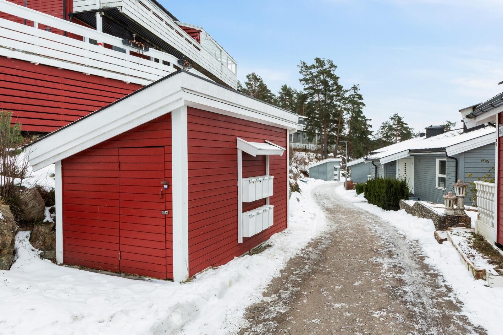Utebod på ca. 5 kvm som følger boligen er rett ved huset. Galleribilde