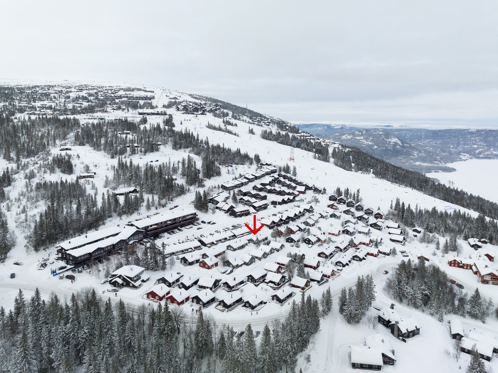Hytten ligger fint til midt i fjellandsbyen med Ski-in / Ski-out Galleribilde