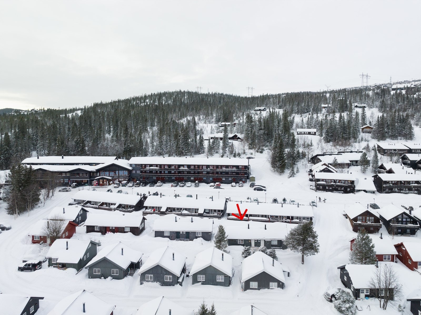 Hyttetunet ligger med lett tilgang til skishop, skiutleie og døgnåpen Joker matbutikk som holder åpent alle dager gjennom året. Galleribilde