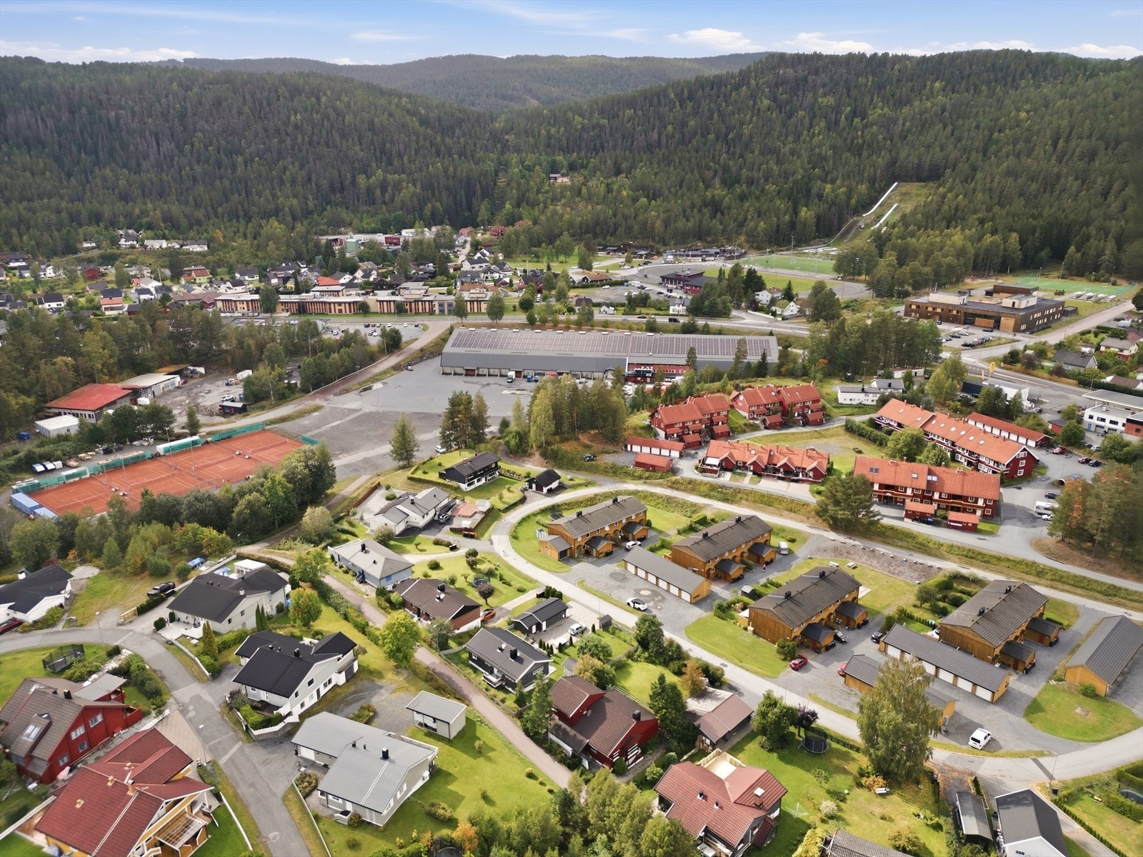 Fra eiendommen er det kun ca. 500 meters gange til bussholdeplass. Galleribilde