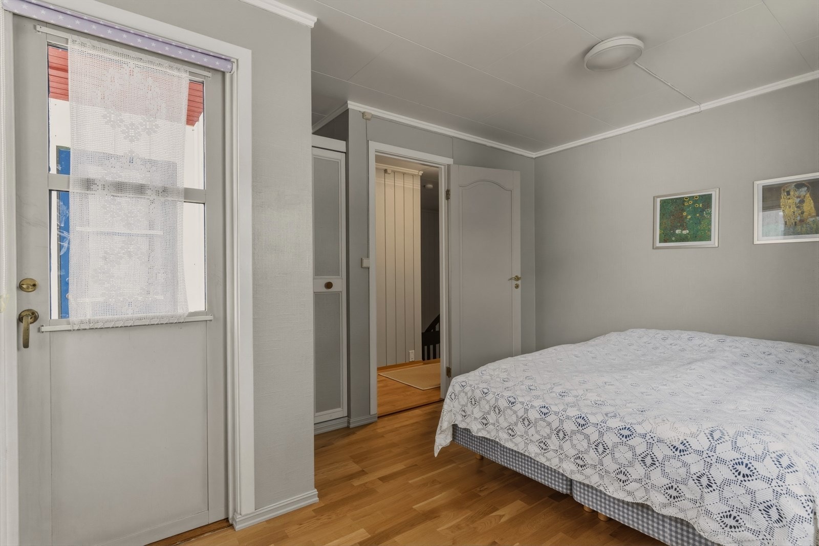 Fra begge soverommene i 2. etasje er det utgang til balkong. Galleribilde