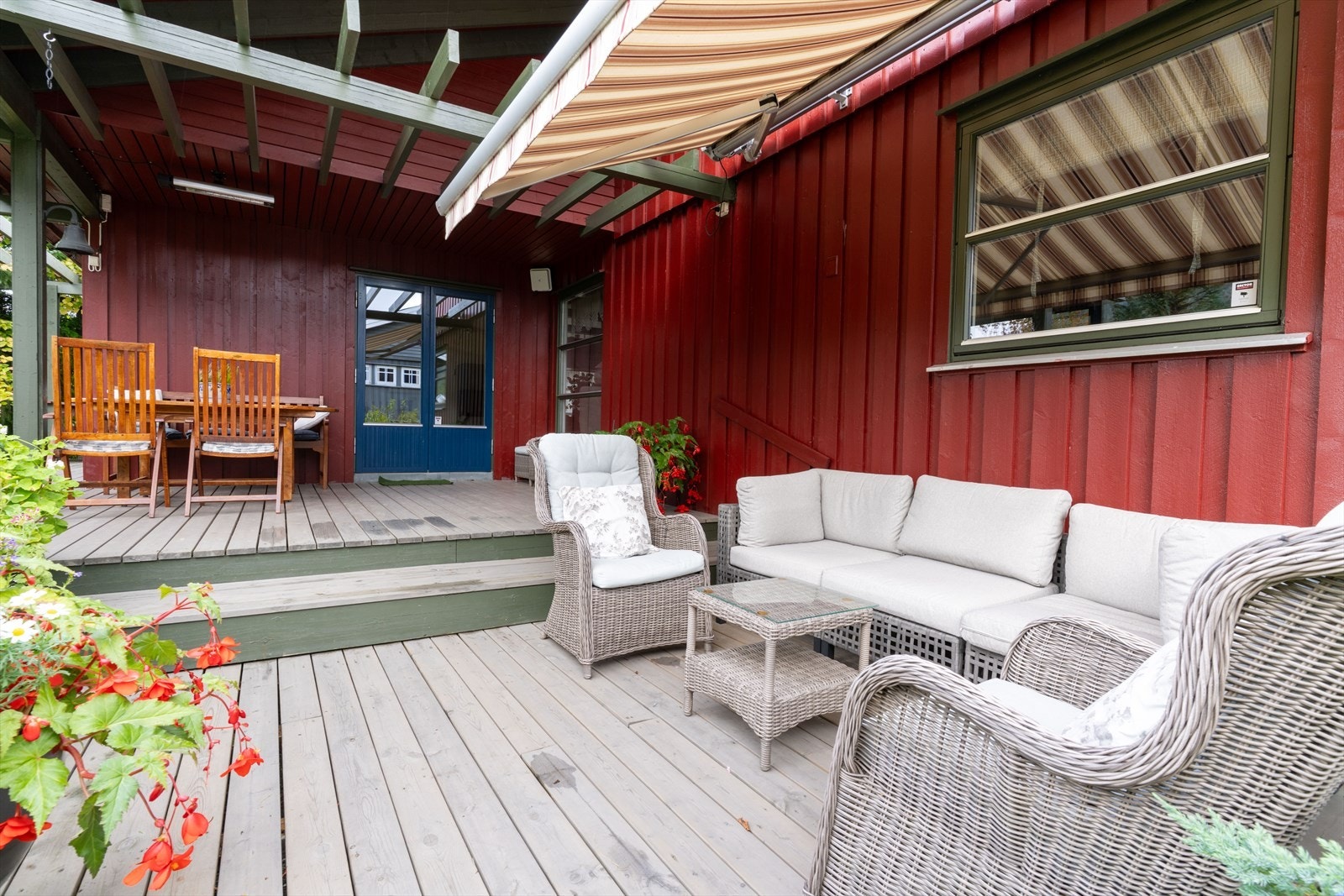 Terrassen byr på en innbydende og skjermet uteplass med god plass til både sofagruppe og spisebord. Galleribilde