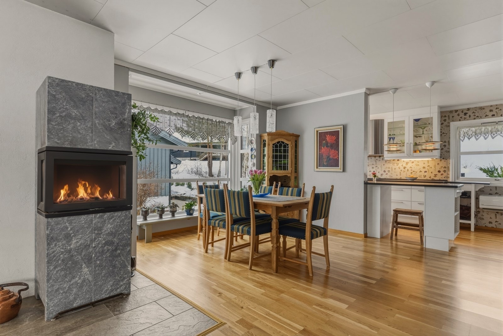 Den plasserte peisen fungerer som et hyggelig samlingspunkt og bidrar til en lun stemning i rommet. Galleribilde