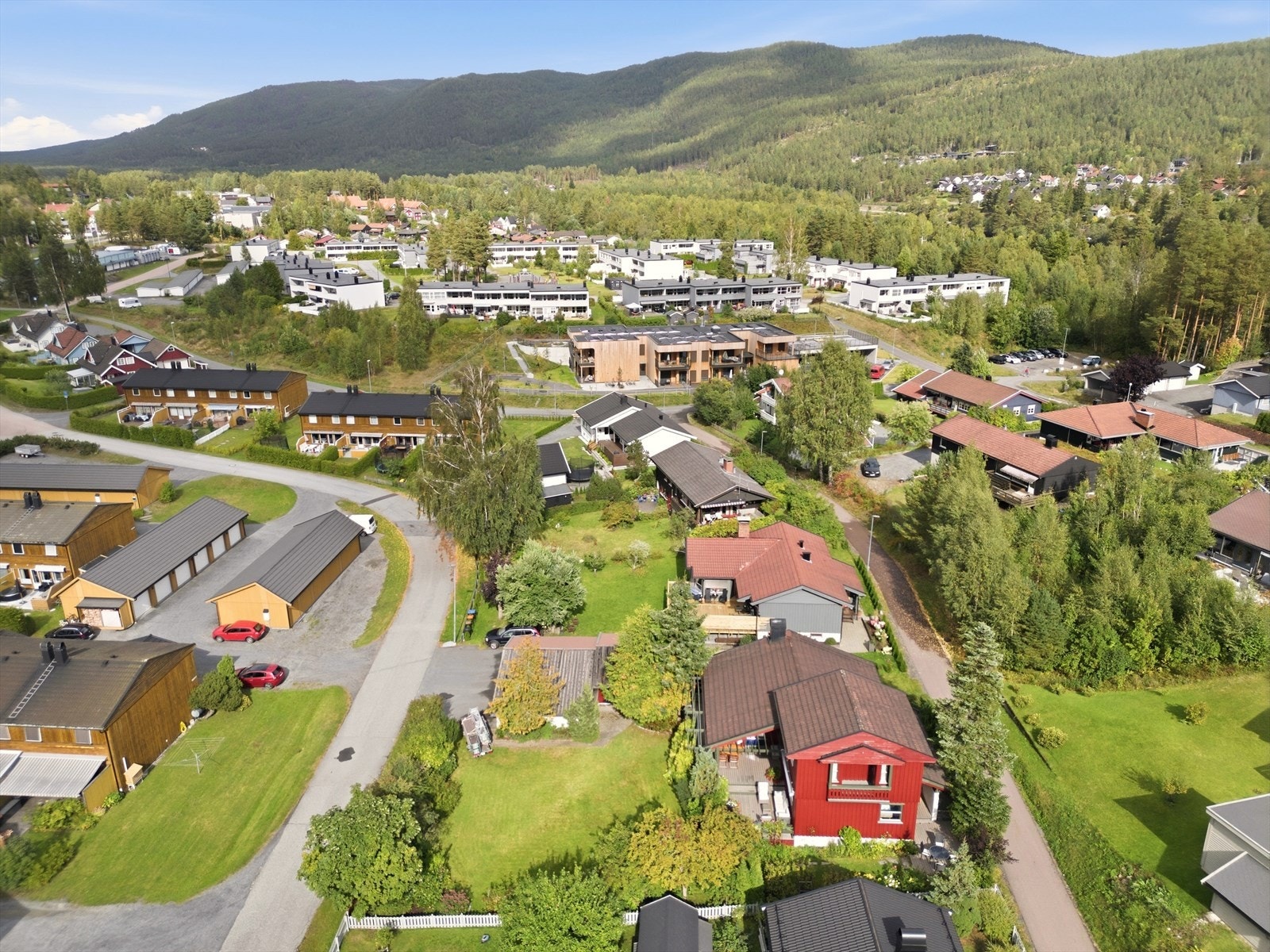 Ny skole og barnehage (2021), treningssenter, idrettspark, badeplass, og idrettshall ligger innen gangavstand. Galleribilde