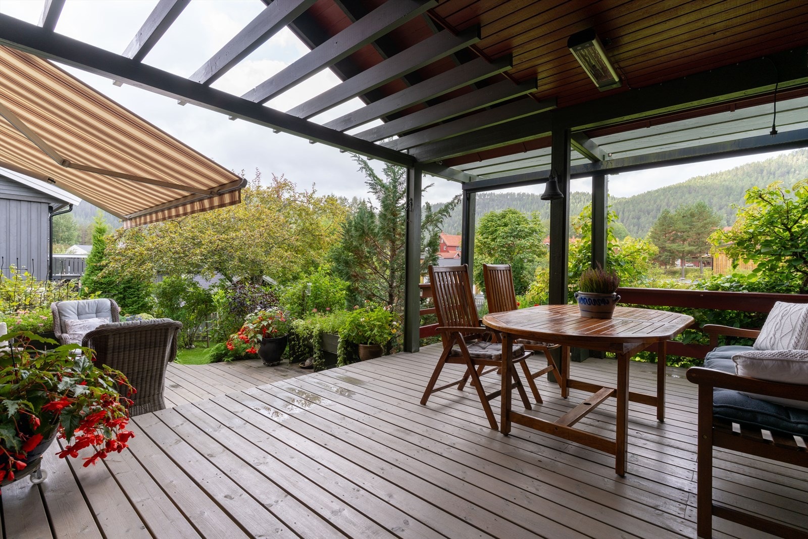 Falkeveien 15 ligger i et etablert og sentralt boligområde på Skavanger, litt utenfor Kongsberg sentrum. Galleribilde