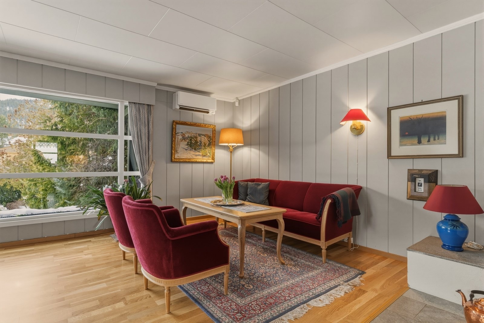 Stuen fremstår som lys og romslig, med store vinduer som gir godt med naturlig dagslys og fin kontakt med omgivelsene utenfor. Galleribilde