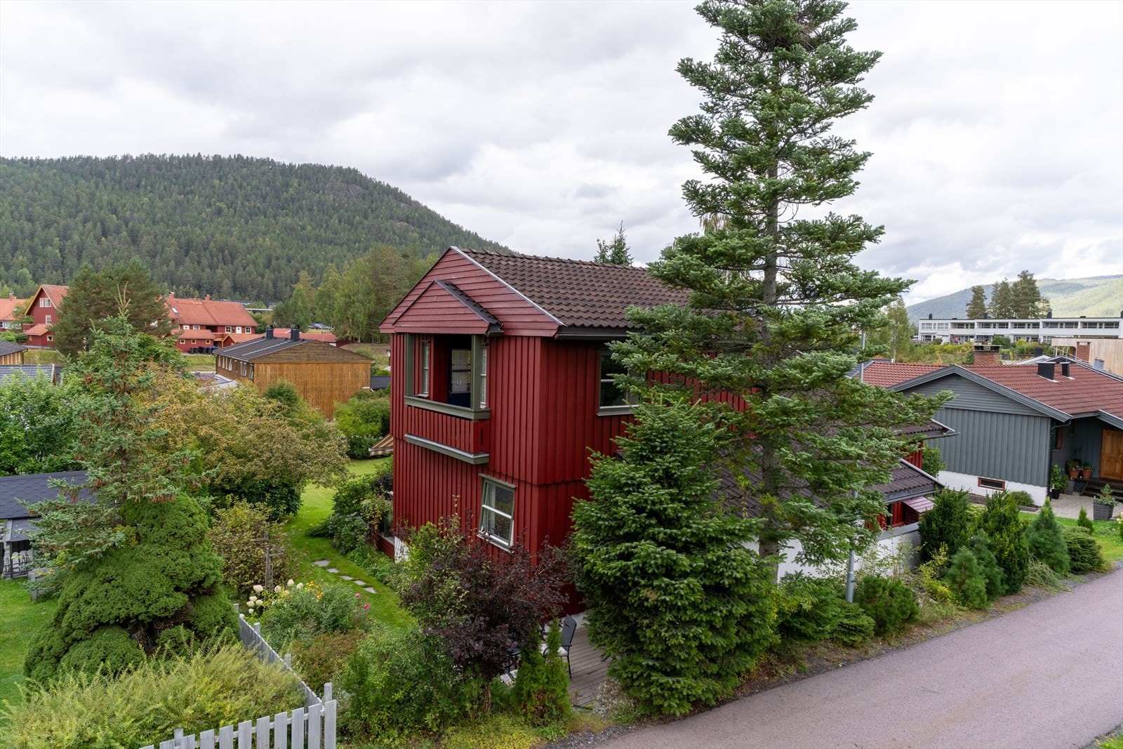 Kongsberg har et imponerende næringsliv med store verdensledende teknologibedrifter i førersetet. Ca. 3 km fra boligen finner man Kongsberg teknologipark. Teknologibyen Kongsberg leverer fra havets bunn til det ytre rom. Galleribilde