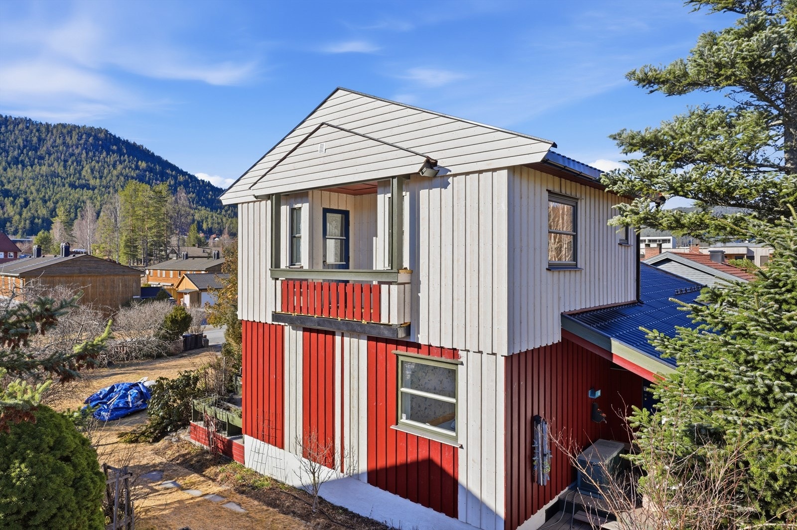 Yttertak og noe kledning byttet 2026. Kledning vil bli malt før overtagelse. Galleribilde