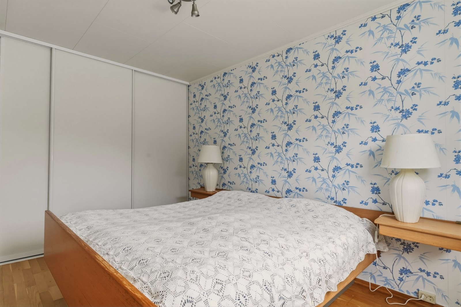 Soverommet har god plass til dobbeltseng og skyvedørsgarderobe. Galleribilde