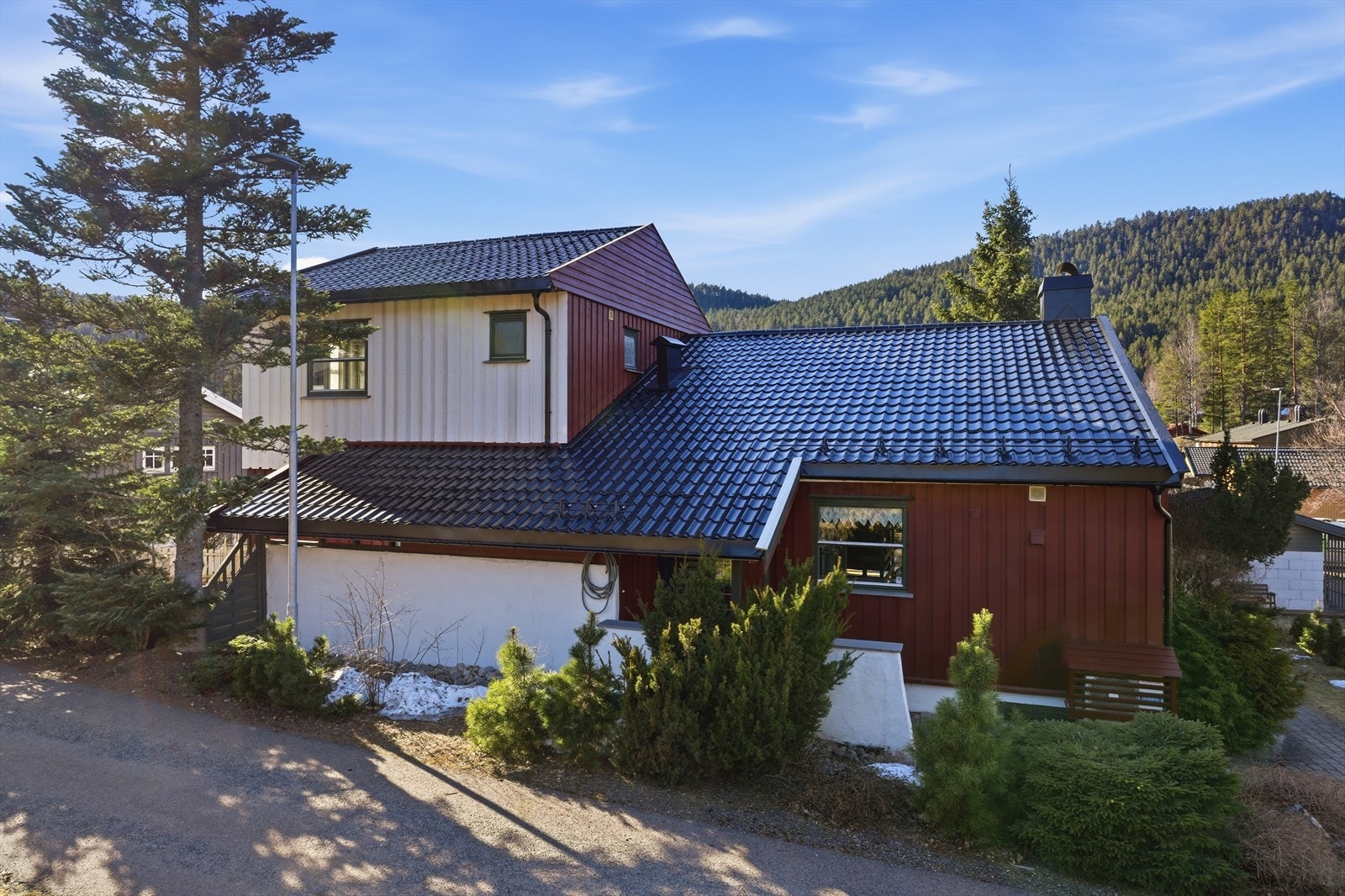 Yttertak og noe kledning byttet 2026. Kledning vil bli malt før overtagelse. Galleribilde