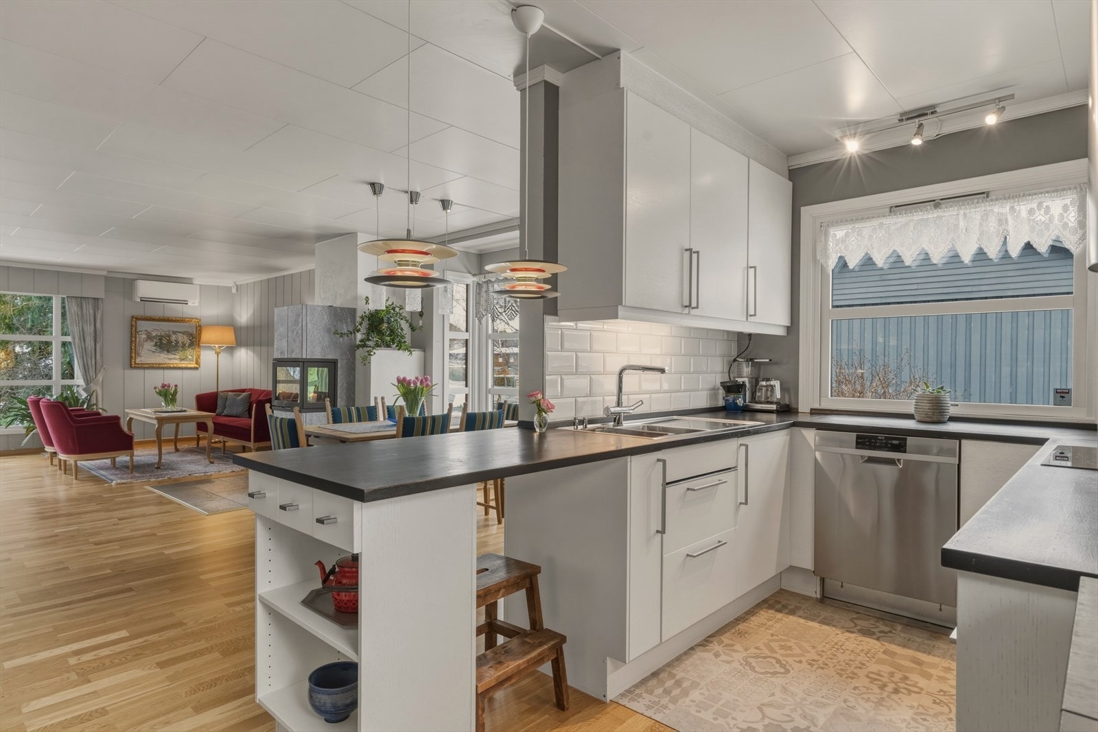 Kjøkkenet har innredning med glatte fronter fra 2016. Benkeplaten er av heltre. Galleribilde