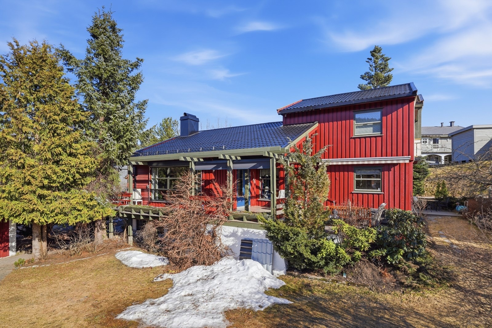 Yttertak og noe kledning byttet 2026. Kledning vil bli malt før overtagelse. Galleribilde