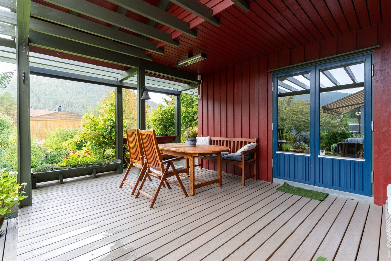 Den delvis overbygde løsningen gir ly for vær og vind, samtidig som markisen kan gi ekstra skygge på varme dager. Galleribilde