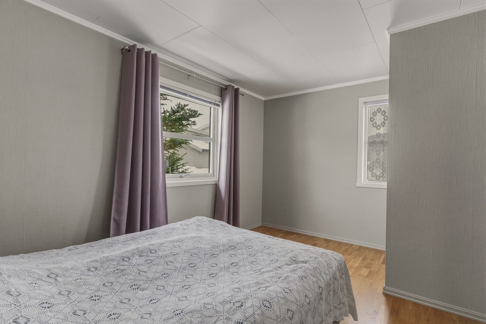 Soverommene har god plass til seng, garderobeløsning og skrivepult. Galleribilde