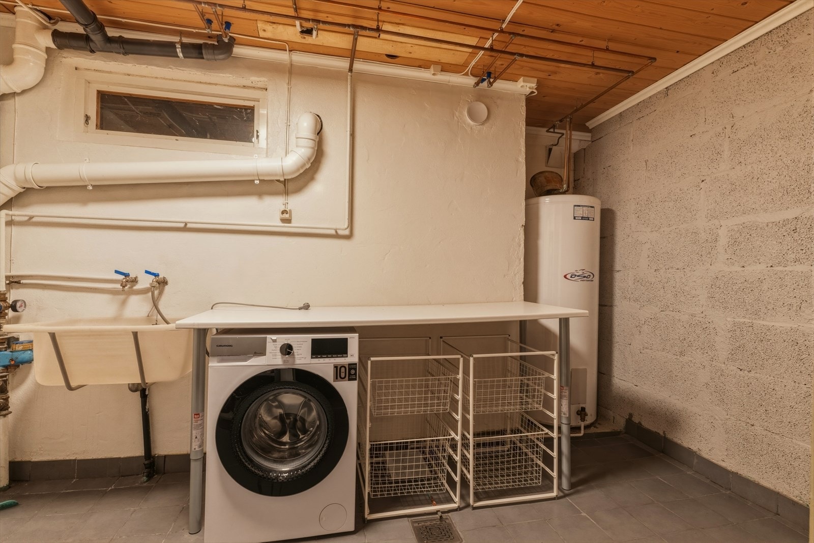 Vaskerom med skyllekar og opplegg vaskemaskin. Galleribilde